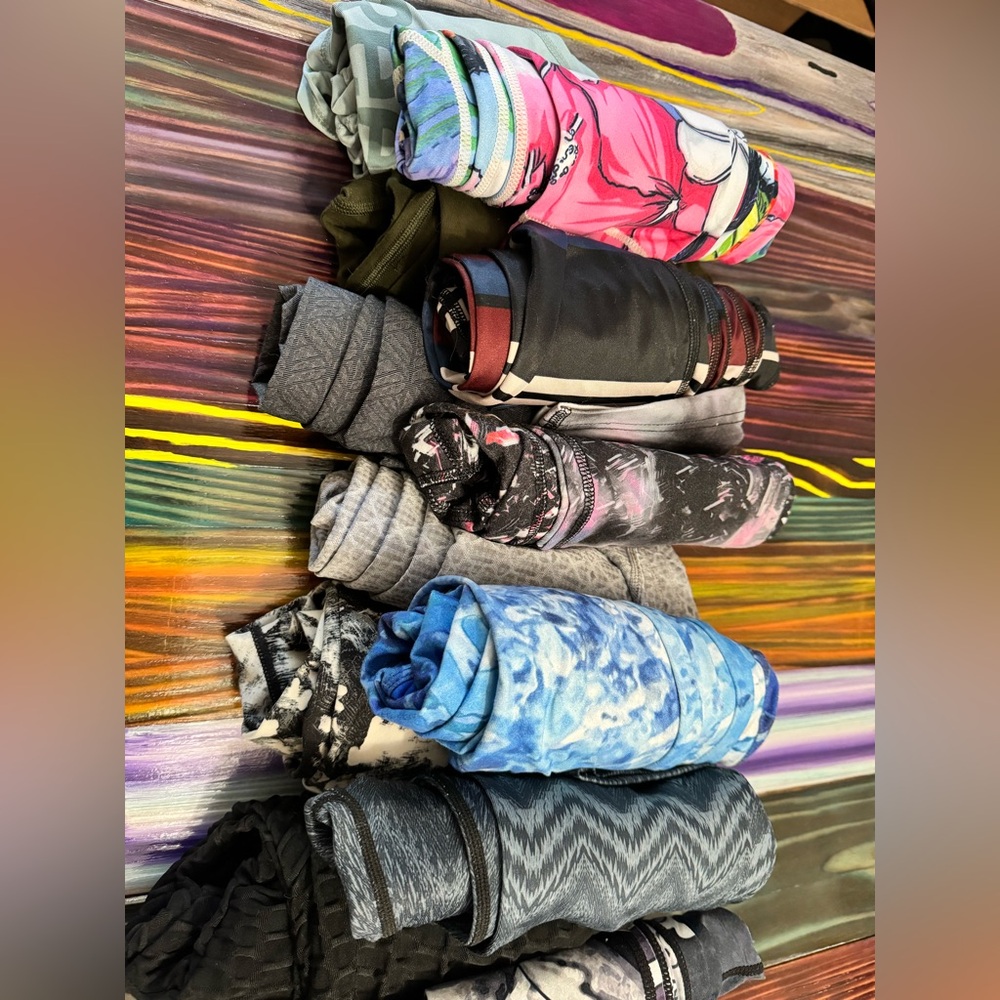 21 pair of women’s work out leggings mediumm and large.